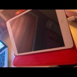 16 GB Silver Apple iPad Mini with Case